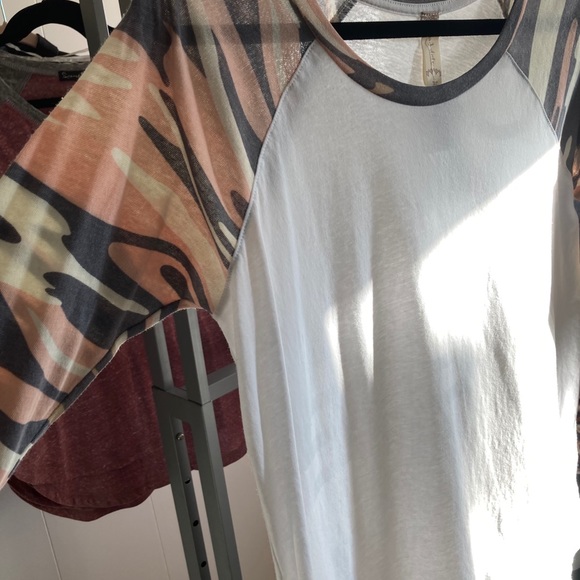 Women’s top. - Picture 2 of 5